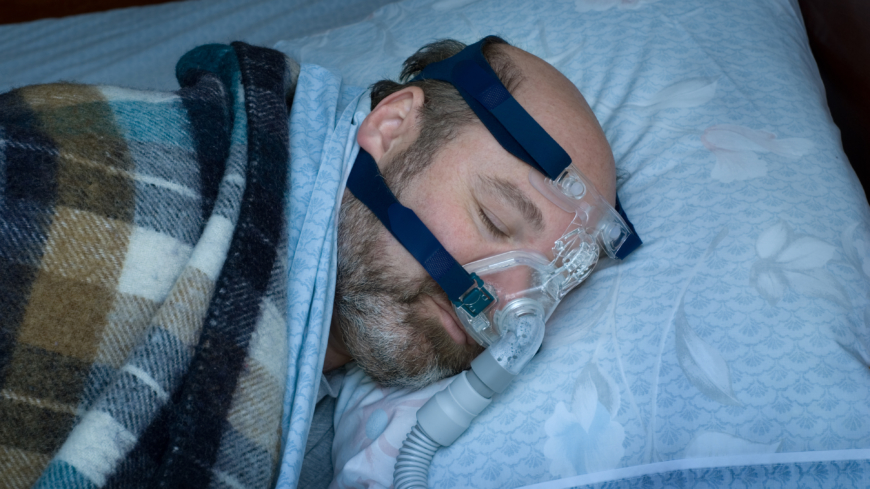 Nio av tio personer i undersökningen har efter diagnos fått behandling med en mask och maskin (så kallad CPAP) som ger luft när de sover.  Foto: Shutterstock